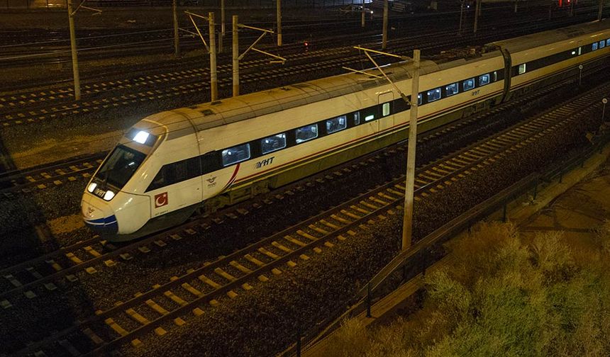 ANKARA–ESKİŞEHİR YHT FİYATLARI
Ankara – Eskişehir arası bilet fiyatı 225 lira olarak satılıyor.
2022 yılının son aylarında 95 liraydı.