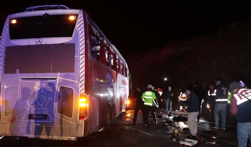 Kayseri-Malatya kara yolunun 91. kilometresi Karaboğaz Mevkii’nde Muş'tan İstanbul'a giden Burhan D. idaresindeki 34 KG 4949 plakalı Muş Ovası firmasına ait yolcu otobüsü, iddiaya göre sağanak yağış nedeniyle kayganlaşan yolda kontrolden çıkarak devrildi.