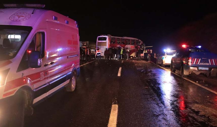 Kazada otobüste bulunan 41 kişiden 8’i ağır olmak üzere toplam 38 kişi yaralandı. İhbar üzerine bölgeye çok sayıda ambulans, polis, jandarma, itfaiye ve UMKE ekibi sevk edildi.