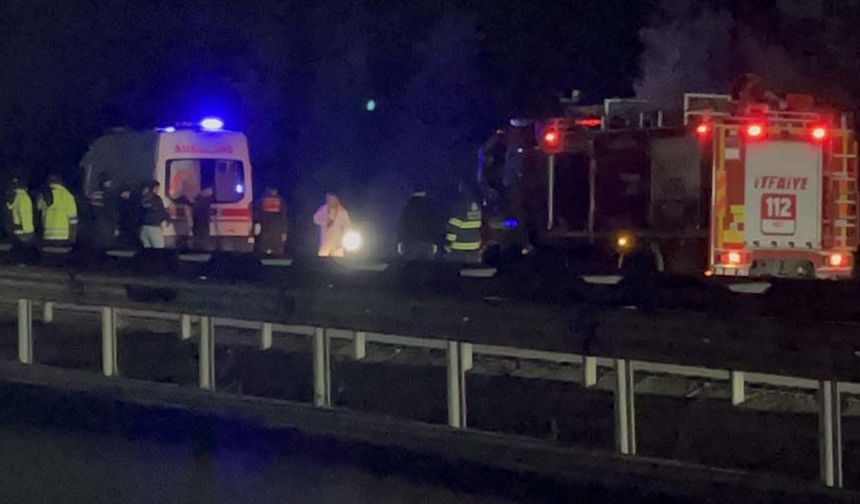 Çarpmanın etkisiyle otomobil yaklaşık 100 metre sürüklendi. Olay yerine çok sayıda polis, jandarma, itfaiye, karayolu ve sağlık ekibi sevk edildi. Kazada Ali Budak ve eşi Havva Budak’ın hayatını kaybettiği belirlendi.