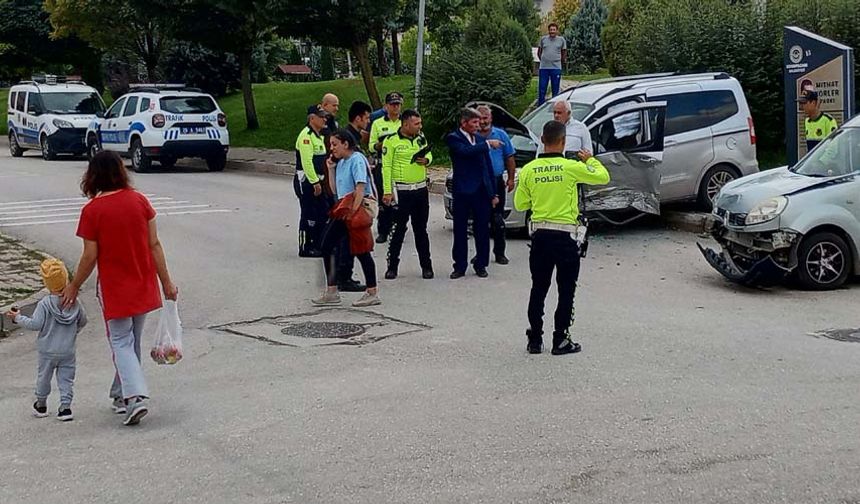 Kaza, dün saat 14.30 sularında Odunpazarı ilçesi Vadişehir Mahallesi Bamsı Sokak üzerinde meydana geldi. Edinilen bilgiye göre, Neslişah Sokak'tan gelen 26 ABJ 371 plakalı ve Bamsı Sokak'tan gelen 26 ADF 564 plakalı iki hafif ticari araç aynı anda kavşağa çıkınca çarpıştı.