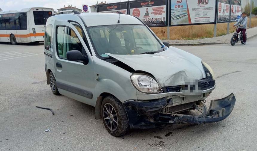 Kazada araçlarda büyük çapta maddi hasar oluştu. İhbar üzerine olay yerine jandarma, polis ve sağlık ekipleri sevk edilirken, yaralanan 2 sürücü Eskişehir Şehir Hastanesi'ne kaldırıldı. Araçların içerisindeki vatandaşlara ilk müdahaleyi çevredeki vatandaşlar yaptı.