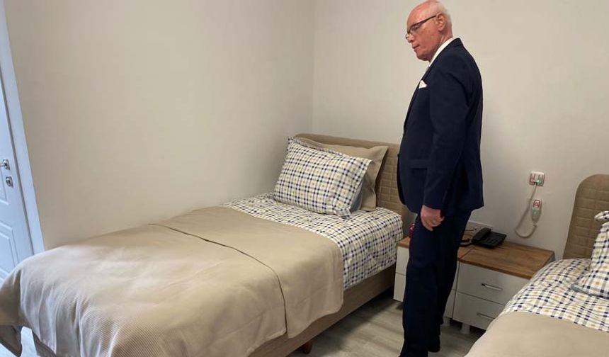 Odunpazarı Belediye Başkanı Kazım Kurt da şu şekilde konuştu;
“Yapmış olduğumuz çalışmalarda mutlaka ilgili sivil toplum örgütleriyle birlikte çalışmaya gayret ediyoruz. Lütfü Yüksel Yaşlı Bakım Merkezimizin de yönetimini yine bir sivil toplum örgütü olarak kurulan dernekle beraber yürütmek hedefindeyiz. Bu çalışmalar sırasında elbette ana sponsor Odunpazarı Belediyesi olacaktır. Halkımızın bu işe katkısını sağlayabilmek, onların maddi ve manevi her türlü gücünü burada hissedebilmek için bir dernek kurulmasında yarar olduğunu düşündük. Bu derneği de arkadaşlarımız oluşturdu. Şimdi bu dernekle birlikte Lütfü Yüksel Bakım Merkezinin sosyal etkinliklerini en zirveye çıkaracak bir sistem oluşturmak istiyoruz. Gönüllü arkadaşlarımızın, hemşerilerimizin desteğiyle ve katkısıyla burayı sıcak bir aile yuvası haline getirmek temel hedefimizdir. Bunu da gerçekleştireceğimizi umuyorum.”
55 yaş üstü her vatandaşın bu Yaşlı Bakım Merkezi’nde kalabildiğini ifade eden Ahmet İpek, “Herhangi bir psikiyatrik sorunu olmayan, bulaşıcı hastalığı olmayan herkes burada kalabilir. Çok fazla talep var. Gerekli olan raporların alınmasının ardından kıdemli vatandaşlarımız burada kalabiliyorlar. Tüm Türkiye’nin her yerinden kıdemli vatandaş kabul edebiliyoruz” şeklinde konuştu.