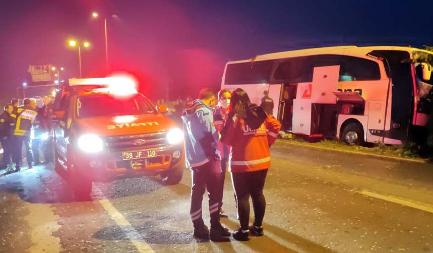 Kontrolden çıkan araç önce refüje ardından aydınlatma direğine çarptı. Kazada otobüste aralarında askerlerin de bulunduğu 16 kişi yaralandı.