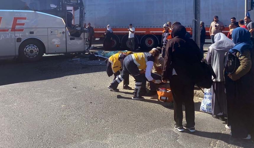 Çerkezköy - Çorlu Kızılpınar ışıklı kavşakta öğle saatlerinde meydana gelen olayda, Talip D. idaresindeki 34 GBS 100 plakalı tır ile Çorlu istikametine doğru seyir halindeki Oğuz A. idaresindeki 59 KS 445 plakalı yolcu otobüsü kavşakta çarpıştı.