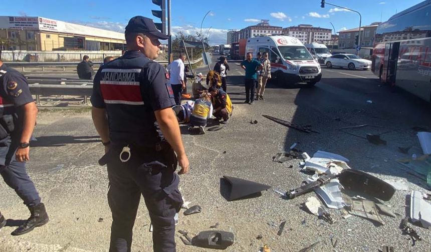 Yaşanan trafik kazasında 2 sürücü ve otobüs muavini yaralandı. İhbar üzerine olay yerine çok sayıda itfaiye ve sağlık ekibi sevk edilirken, yaralılar sağlık ekiplerince hastaneye kaldırıldı.
