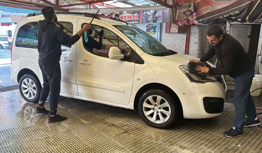 Eskişehir’de havaların soğumaya başlamasıyla birlikte oto yıkama esnafı için zorlu sezon başladı. Uzun yıllardır oto yıkama esnaflığı yapan Fahri Toğrul, soğuk havalarda çalışma şartlarının kendilerini zorladığını söyledi.