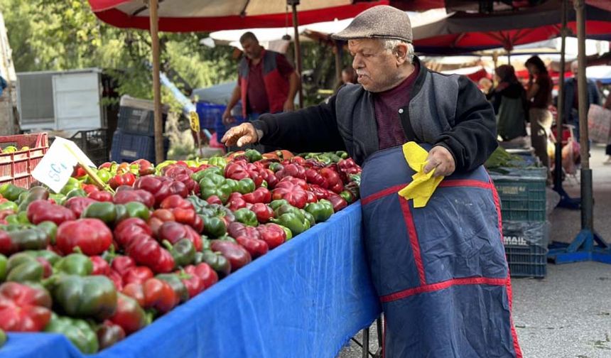 7 cücelerdeki ‘Bilgin’ karakteriyle özellikle çocukların gönlünde taht kuran Görgeç, tiyatrodaki sempatikliğini semt pazarlarına da taşıdı. Pazar esnafı ve vatandaşların ilgi odağı olan eski oyuncu bir yandan satış yaparken, diğer yandan da kendisine ilgi gösteren çocuklarla ilgilendi.
