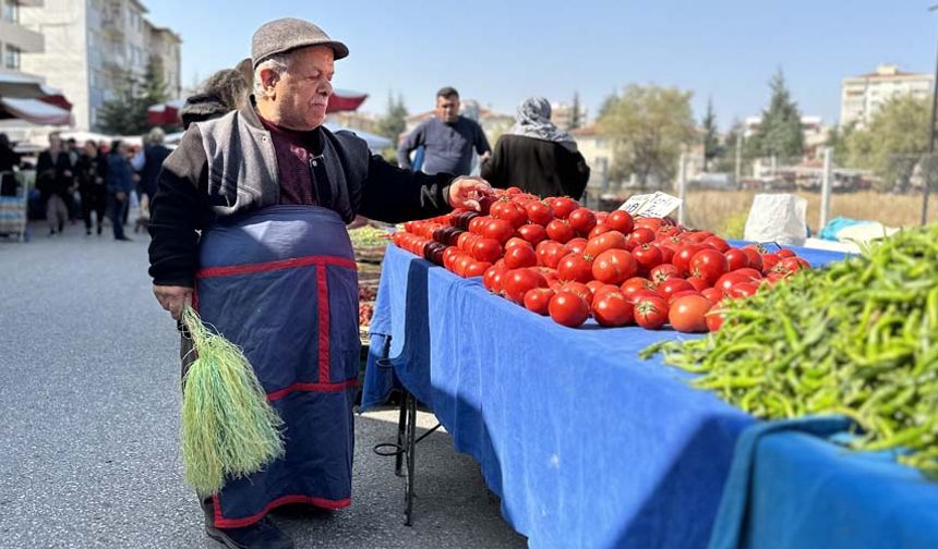 Pazarda satış yapmayı ve vatandaşların arasında olmayı çok sevdiğini, tiyatroda sahne aldığı yıllarda da ara sıra geldiğini ifade eden Görgeç, “Türkiye’de benden kısa boylu olan bir pazarcı daha yoktur. Kendime rakip göremiyorum” dedi.