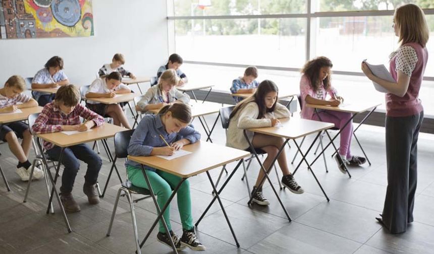 Milli Eğitim Bakanlığından yapılan açıklamada, Ölçme ve Değerlendirme Yönetmeliği uyarınca okullarda yapılacağı açıklanan “sınav haftası” uygulaması kapsamında, 1. dönem birinci sınavların ekim ayının son haftası ile kasım ayının ilk haftası, 1. dönem ikinci sınavların aralık ayının son haftası ile ocak ayının ilk haftası, 2. dönem birinci sınavların mart ayının son haftası ile nisan ayı ilk haftası, 2. dönem ikinci sınavların ise mayıs ayı son haftası ile haziran ayının ilk haftası arasında yapılacağının planlandığı hatırlatıldı.