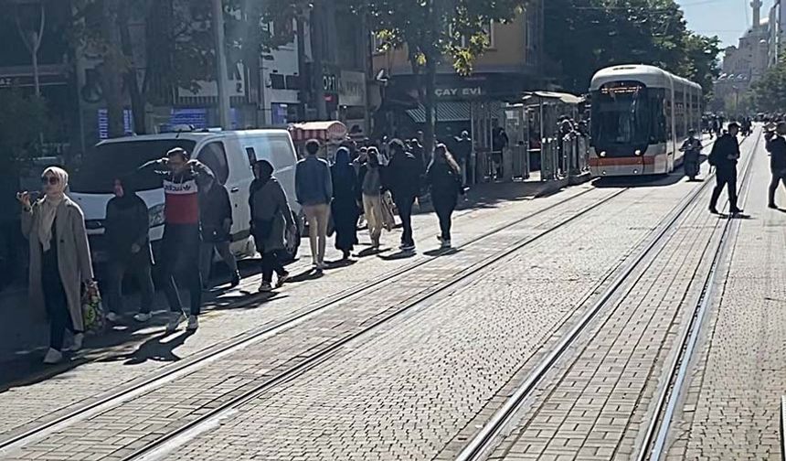 Eskişehir Büyükşehir Belediyesi de geçtiğimiz yıllarda bu konu ile ilgili olarak, "Kıymetli hemşehrilerimiz, 65 yaş üstü vatandaşlarımızın ücretsiz toplu taşıma kullanım hakları kanun ile belirlenmiş olup, kaldırılması yetkisi belediyelerimizde değil, Aile Çalışma ve Sosyal Hizmetler Bakanlığındadır.” açıklaması yayınlamıştı.