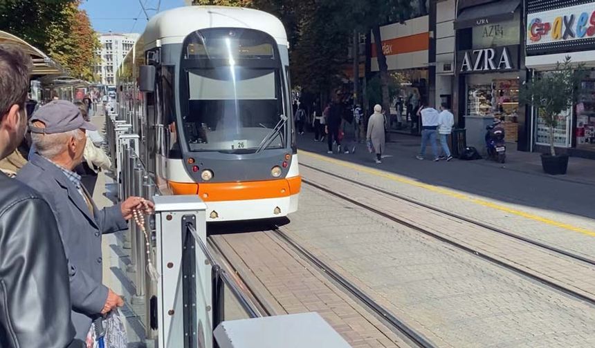 Yılmaz Büyükerşen’e hak verenler kadar karşı çıkanlar da olmuştu. Yapılan sokak röportajlarında 65 yaş üstü ücretsiz binmeli diyenler kadar binmemeli diyenler de var.