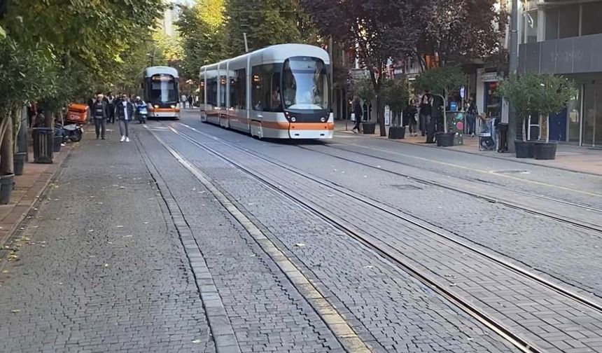 Eskişehir Büyükşehir Belediye Başkanı Yılmaz Büyükerşen geçtiğimiz günlerde, “65 yaş üstü insanların bedava seyahat etmelerinin zamanlarının tespit edilmesi gerekiyor. Okul başlangıç ve bitiş saatlerine göre ayarlanması lazım. Bu saatlerde ücretsiz ulaşımın olmaması lazım. Ama hepimiz biliyoruz ki sabah namazından çıkanlar gruplar halinde muhtelif semtlere gidiyorlar. Kahvelere çay içmeye gidiyorlar. Bu sorun nasıl halledilir bilmiyorum. Bu büyük bir sorun. Onların binmesini nasıl önleyeceğiz. Yasak kararı almamız mümkün gözükmüyor. Kanunlar bedava olmasını emrediyor” açıklamasını yapmıştı.