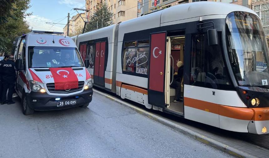 Kaza nedeniyle tramvay seferlerinde aksama meydana gelirken, görgü tanıkları, genç kızın kulaklık taktığı için tramvayı duymadığı iddia etti.