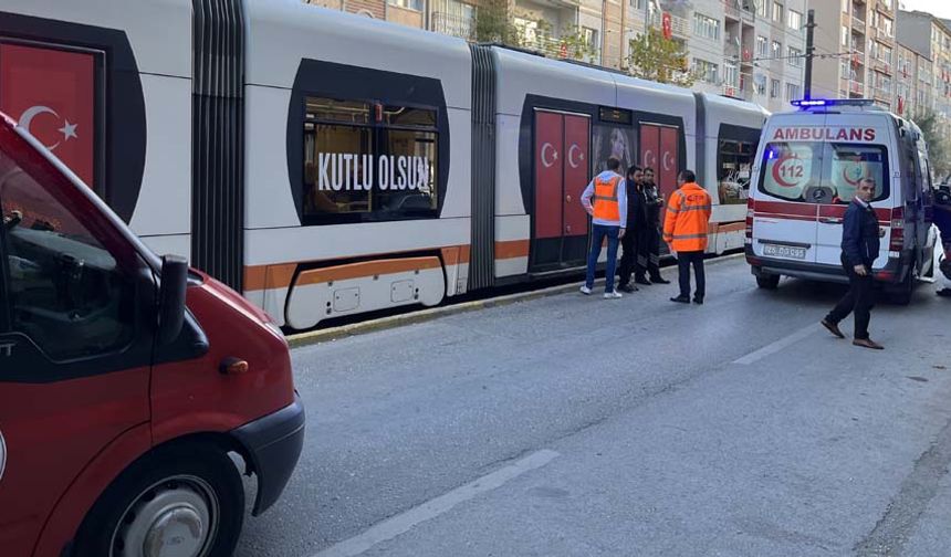 Bacağı tramvayın altında kalan genç kız, olay yerine gelen itfaiye ekiplerince kurtarıldı. Bacağından yaralanan D.Y., 112 Acil Servis ekiplerince Eskişehir Osmangazi Üniversitesi Tıp Fakültesi Hastanesi’ne kaldırılarak tedavi altına alındı.