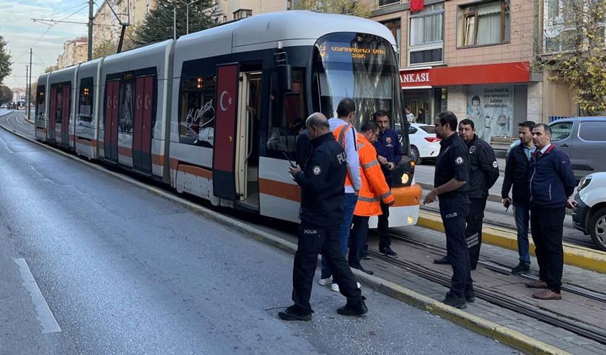 Eskişehir Vişnelik Mahallesi Öğretmenler Bulvarı üzerinde meydana geldi. Edinilen bilgilere göre, karşıdan karşıya geçmekte olan 16 yaşındaki D.Y. isimli genç kıza, Osmangazi Üniversitesi-SSK hattında seyir halinde olan tramvay çarptı.