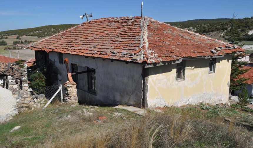 Çatısında çökmelerin ve akmaların yaşandığı camiinin camlarında kırıklar oluştuğu gözlemlenirken, camilerinin bu şekilde bakımsız kalmasından rahatsız olan köy halkı, Vakıflar Bölge Müdürlüğünün tadilat yapmalarına müsaade etmediğini söyledi. Konuyla ilgili olarak yetkili mercilere dilekçe yazdıklarında ise sürekli başka yerlere yönlendirilerek mağdur edildiklerini dile getiren vatandaşlar, göz göre göre camilerinin yıkılışına şahit olmak istemediklerini belirtti.