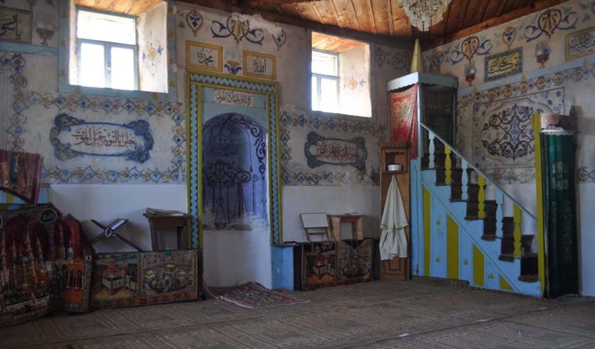 Eskişehir'de Aşağılıca Köy Camii bakımsızlığı ile dikkat çekiyor. Yaklaşık 2 asrı devirdiği tahmin edilen ve duvarlarında el işlemeli yazılar bulunan tarihi camii, zaman içerisinde yıpranarak virane hale geldi.