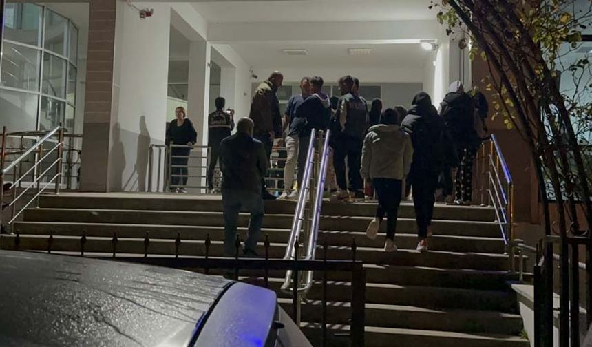 Aşağı hareket eden asansör 4'üncü katta kendiliğinden durdu. Öğrenciler, arkadaşlarının yardımıyla asansörden çıkartıldı. Kısa bir süre sonra ise asansör zemin kata çakıldı.