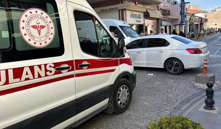 Eskişehir'de yürürken kaldırıma takılarak düşen yaşlı bir adama müdahale için yola çıkan ambulans yoğun trafik sebebiyle olay yerine güçlükle ulaşım sağladı.