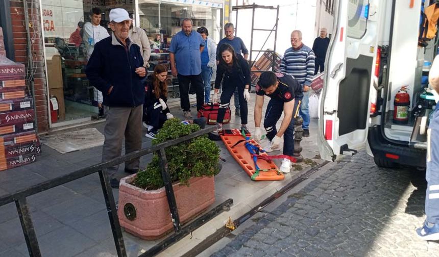 Beton zemine düştükten sonra yerinden kalkamayan yaşlı adamı gören vatandaşlar ilk olarak 112 Acil Servis ekiplerine ve adamın yakınlarına haber verdi.