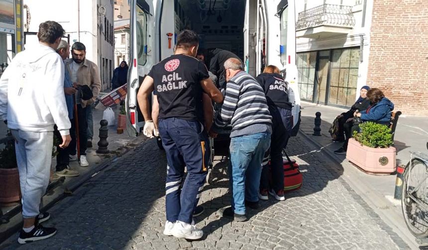 Eskişehir'in Odunpazarı ilçesi Deliklitaş Mahallesi Değirmen Sokak üzerinde esnaflık yapan yaşlı bir vatandaş saat 13.30 sularında yürürken kaldırıma takılarak düştü.