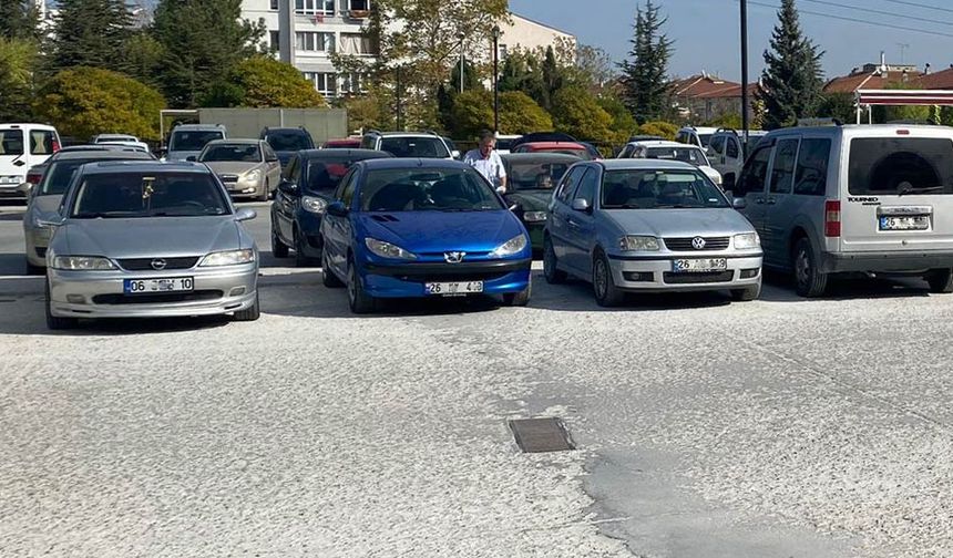 Bazı otomobil ticareti yapanlar ise ellerindeki araçları kiraya vermeye başladı. Filo veya rent a car şirketleriyle anlaşan ya da bireysel kiralama yapanlar, araçları kiralığa çevirdi.
Türkiye gazetesinden Kaan Zenginli’nin haberine göre, İstanbul Bağcılar’da galericilik yapan Serkan Biçer “İkinci el otomobil satışlarında durgunluk var. Piyasadaki fırsatçılar çekilmeye başladı. Şimdi satışlar düşünce fiyatlardaki yükseliş de durdu. Ellerindeki araçları çıkarmaya başladılar. Bu da piyasadaki köpük fiyatları eritmeye başladı.” dedi.