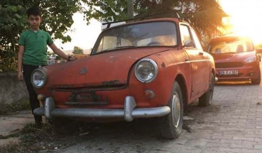 Dedesiyle yaşıt araca “Dede” ismini veren ve aracını orijinal rengi kırmızıya boyayan Mesut Boru, trafikte ilgi odağı oluyor. Aracını korunaklı garajında saklayan ve çok fazla kullanmayan Boru, otomobilini gözünden sakınıyor. Mesut Boru, otomobile ise gelen teklifleri ise tek tek reddediyor.