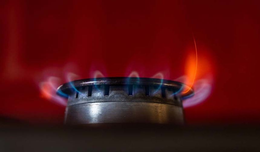 Eskişehir’de kombi tamiri ve doğal gaz tesisatçılığı yapan Ateş Aydinç, yaklaşan kış mevsimi öncesinde yüksek meblağlı faturalardan kaçınmanın yollarını anlattı. Doğal gazı ekonomik bir şekilde kullanmanın tüyolarını veren Aydinç, kombi bakımlarının havalar soğumadan önce mutlaka yapılması gerektiğini söyledi.