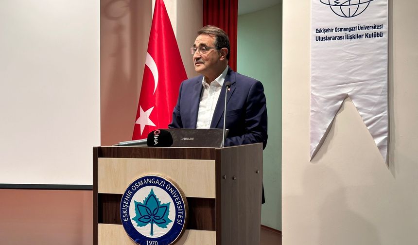 Ekip çalışması şu anda son derece önemlidir. Bir kişiyle bir şeyi baştan sona tasarlayıp, üretmek mümkün değil. Hatta şimdi mezun olup gideceksiniz. Hocalarınızla lütfen irtibatı kesmeyin. Mezunlar aralarında irtibatı kesmesinler. Bu çok önemli, büyük mezunlardan bu desteği alabilirsiniz. Ben tekrar güzel nazik davetiniz için başta kulüp yöneticilerimiz olmak üzere rektörümüze, dekanımıza teşekkür ediyorum ve soruları cevaplamak üzere yerime geçiyorum. Bir sözlü sınava hazırlanır gibi hazırlandım geldim” dedi.
