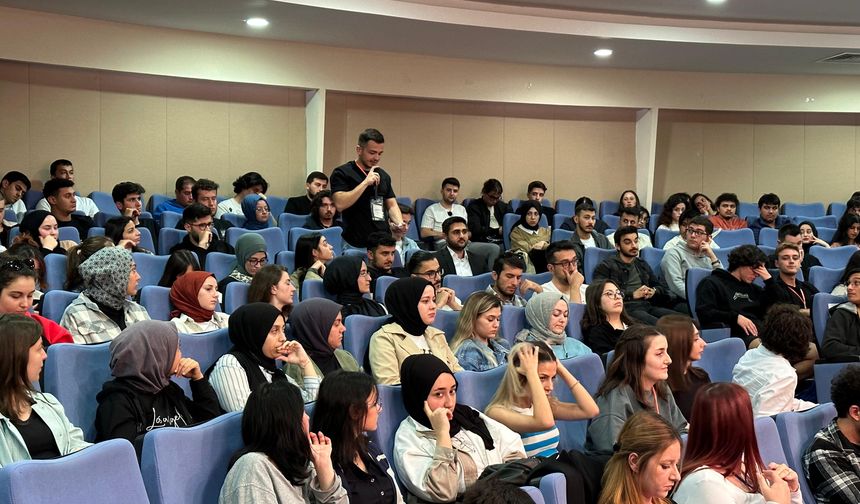 Açılış konuşmalarının ardından kürsüye çıkan Eskişehir Ak Parti Milletvekili Fatih Dönmez, öğrencilere seslendi. Sorgulamak ve öğrenmek için ‘Ne için?’ temalı konuşmasıyla öğrencilerin problemleri kavraması ve çözmesi konusunda dikkatli olmaları gerektiğini dile getiren Dönmez, “Günümüzde yüzeysel bilgiyle bir şey yapma imkânı fırsatı kalmadı. Şimdi size öğretmenleriniz veya hocalarınız konuyu belli bir derinlikte anlatıyorlar. Birçok konuyu anlatıyorlar ama iş hayatında geçtiğinizde onlardan belki bir alanda derinleşmiş olacaksınız. Demin de ifade ettiğim gibi evet belli bir formasyon kazanarak gelseniz de o iş kurumuna karşınıza belki size üniversitede öğretilmeyen bir konu gelecek ama üniversitede sizin farkında olmadan öğrendiğiniz veya kazandığınız yeteneklerle önünüze gelen bu konuyu analitik ve analiz yapma kabiliyetiyle bu konuyu kavramak veya bu bir sorunsa, sorunu çözme yeteneğine kavuşturmuş olacak. Problem çözme yeteneği olan elemanlar daha sık tercih ediliyor. Diğer arkadaşların da paylaşıma açık olması gerekiyor.