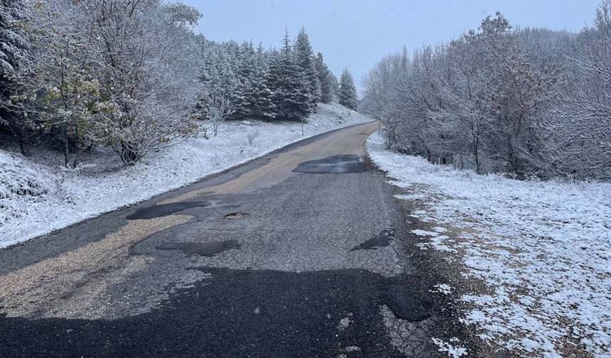 Eskişehir’de hava sıcaklıklarının düşmesiyle birlikte gece saatlerinde karla karışık yağmur etkili oldu.