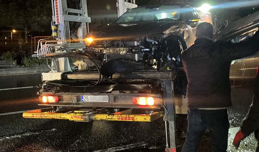 Kaza sonucu olay yerine çok sayıda polis ve sağlık ekibi sevk edildi. Hafif şekilde yaralanan Batuhan Ö., 112 Acil Servis ekiplerince Yunus Emre Devlet Hastanesi’ne kaldırıldı.