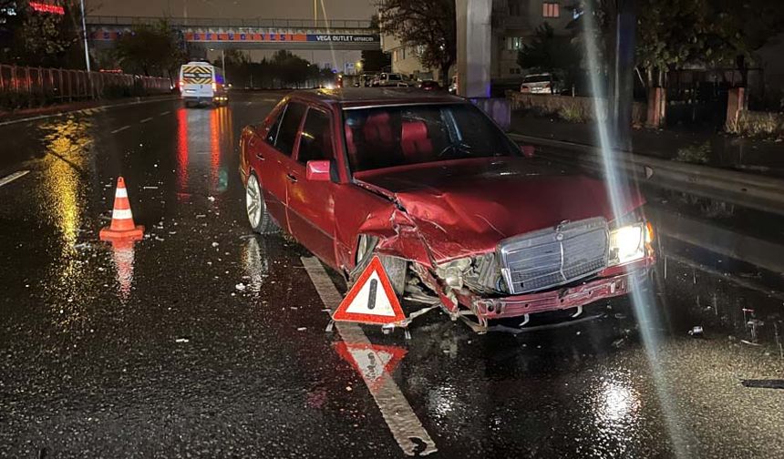 Kaza, dün akşam saatlerinde Eskişehir-Bursa karayolu üzerinde meydana geldi.
Edinilen bilgilere göre, Bursa istikametinde seyir halinde olan Batuhan Ö. idaresindeki 26 SY 700 plakalı otomobil ile Hakimiyet Sokak’tan yola çıkmaya çalışan Erkan K. idaresindeki 17 ACH 908 plakalı otomobil çarpıştı.