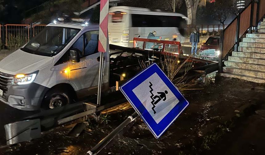 Çarpışmanın etkisiyle iki araçta da büyük hasar oluştu. Yol kenarına savrulan 17 ACH 908 plakalı otomobil, trafik levhalarını ezdi.