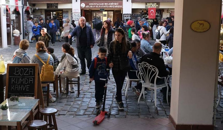 Eskişehir’de gezmek için en çok tercih edilen yer ise Odunpazarı’nda bulunan Tarihi Odunpazarı Evleri oldu. Havaların zaman zaman soğuk olmasıyla son sıcak günlerin yaşandığını farkeden yerli ve yabancı turistler, Odunpazarı Evleri’ne akın ettiler.