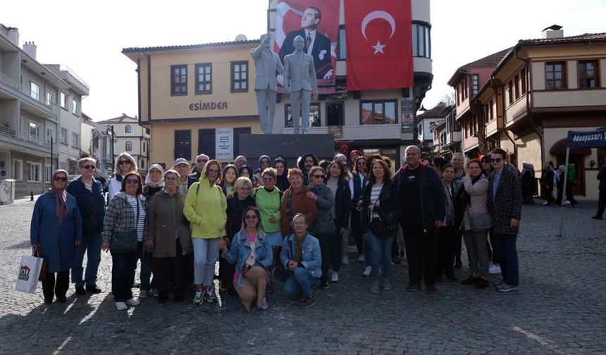 Bölgeyi ziyaret eden turistler, Osmanlı’nın mimarı ve tarihi yapısını inceleme fırsatı yakalarken aynı zamanda da bolca fotoğraf çektirerek anı biriktirdiler.