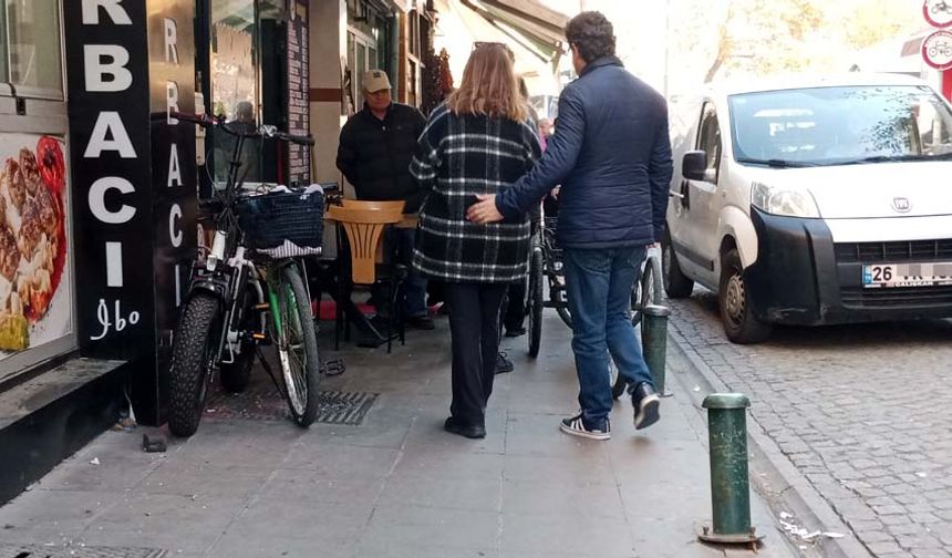 Kaldırımlar eşyalar ve bisiklet, motosiklet gibi araçlarla doldurulurken, ‘motosiklet giremez’ ve ‘bisiklet giremez’ yazılı trafik levhalarına rağmen kurala uyulmadığı görüldü.