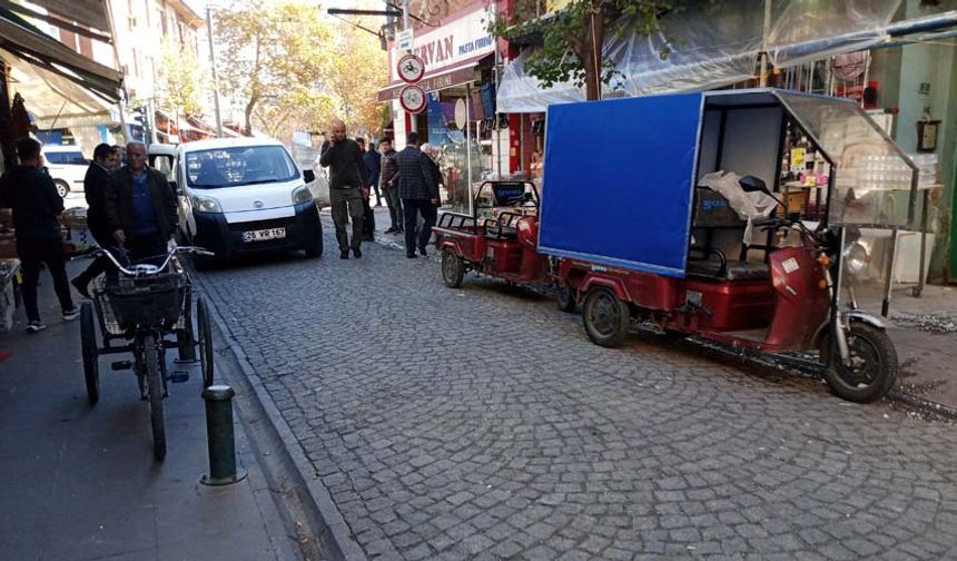 Eskişehir’in Odunpazarı ilçesinde vatandaşlar, kaldırımların bisiklet ve motosikletlerle dolu olmasına tepki gösterdi.