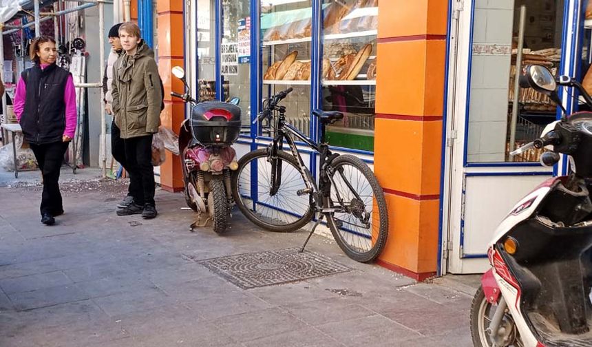 İstiklal Mahallesi’ndeki İki Eylül Caddesi’ne bağlanan Konuk Sokak üzerinde yayalar yürüyecek yer bulmakta zorlanıyor.