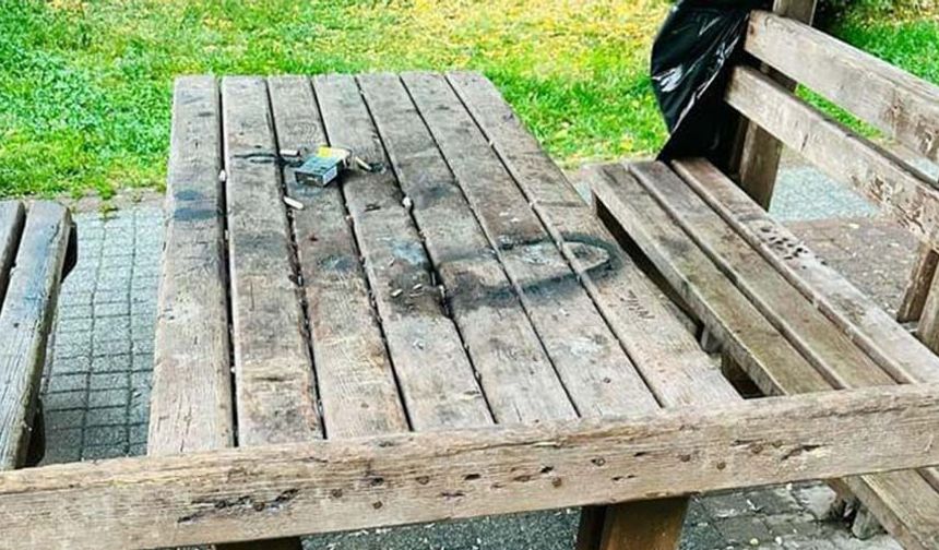 Yenibağlar Mahallesi’nde bulunan ve 1985 yılında yitirdiğimiz Eskişehirspor’un milli kalecisi Sinan Alağaç’ın adını taşıyan parkta alkol ve sigara tüketen sorumsuz vatandaşların oturaklara maddi zarar verdikleri görüldü.