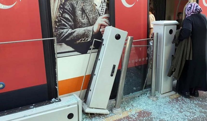 Edinilen bilgilere göre, ismi öğrenilemeyen bir kamyonet sürücüsü, kasa kapağı açık bir şekilde Gazi Yakup Satar Caddesi üzerinde seyrederken, sıkışık trafik sebebiyle tramvay yolunu kullandı.