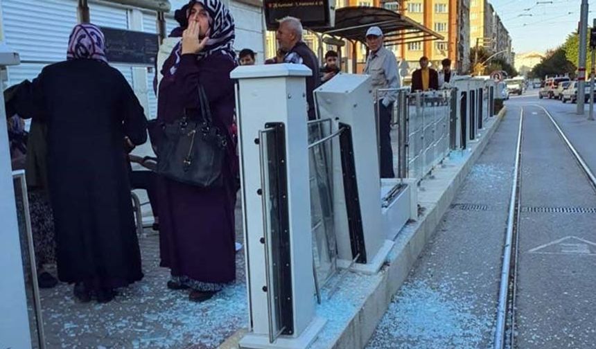 Patlayan camlar ve demir parçalarıo sırada çocuğuyla birlikte tramvay bekleyen bir kadını ayağından yaraladı. Hafif yaralanan kadın ve yolcular büyük panik yaşadı.