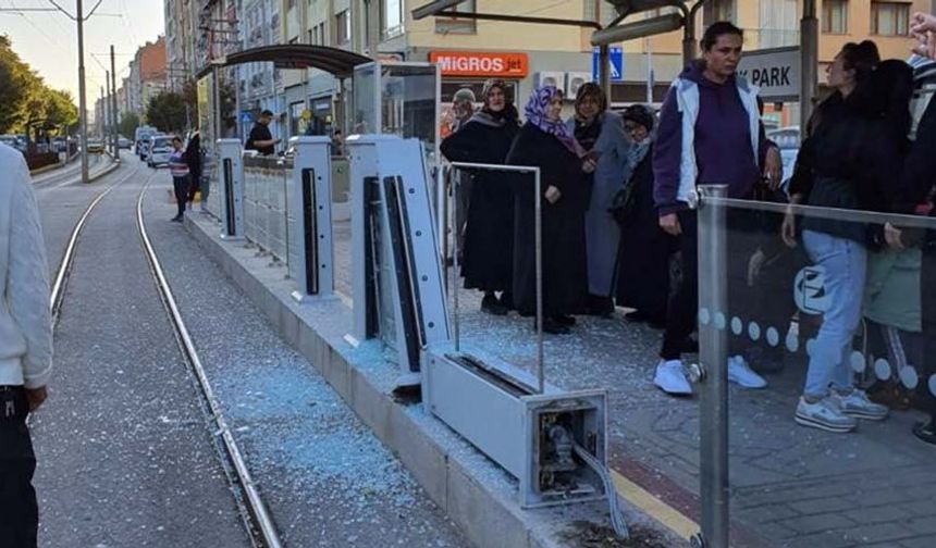 Sürücüsünün kapatmadığı kasa kapağı tramvay durağındaki bariyerlere çarptı. Duraktaki bariyerler büyük zarar görürken, açılır-kapanır kapı camları adeta tuzla buz oldu.