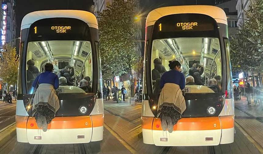 Geçtiğimiz gün akşam saatlerinde Otogar-SSK seferini yapan bir tramvayın arkasına tutunan çocuk dikkat çekti. Metrelerce tramvaya asılı kalan çocuk olası kazalara davetiye çıkararak canını tehlikeye attı. Çevredeki vatandaşlar o anları cep telefonu kamerasıyla saniye saniye kaydederken, şans eseri hiçbir kaza yaşanmadı.