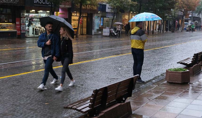Kentte gece saatlerinde başlayan yağmur yağışının etkisi devam ediyor. Yağmurdan ürünlerini korumak isteyen esnaf, sattığı ürünlerinin üzerine naylon branda örterek tedbir almaya çalıştı.