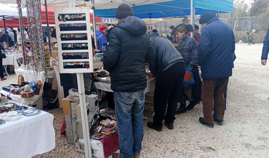 Eskişehir Antika Pazarı’nda satış yapan satıcı Niyazi Dinç, Eskişehir’de havanın çok soğuk olduğunu söyledi. Açık alanda satış yapmanın zor olduğunu ve yetkililerin konuya çözüm üretmesi gerektiğini ifade eden Dinç, “Antika pazarında ilgi güzel. Genellikle koleksiyon ürünleri satıyoruz. Vatandaşlarımız antika ürünleri tercih ediyor. Bu kültür Eskişehir’de yeni yeni gelişiyor. Dolayısıyla diğer şehirlere göre ister istemez daha geride ama yine de ufak ufak iş oluyor. Ancak havalar çok soğuk. Kapalı bir alan olsa bu kadar etkilenmeyiz.