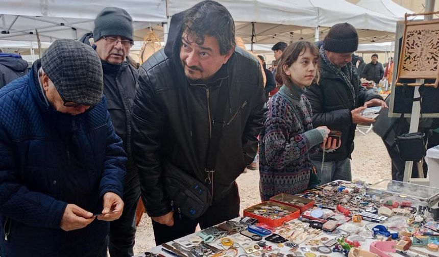 Tepebaşı İlçesi Eskibağlar Mahallesi Cidde Sokak üzerinde her ayın ikinci pazar günü kurulan Antika Pazarı’na giden satıcılar, kurdukları stantlarda meraklıları için eşyalarını sergiliyor. Espark AVM’nin yanındaki açık alanda faaliyet gösteren pazarda kış aylarında da satışlarına devam eden antikacılar, Eskişehir’de soğuktan korunmak için katlarca giyinerek tedbir almaya başladı.