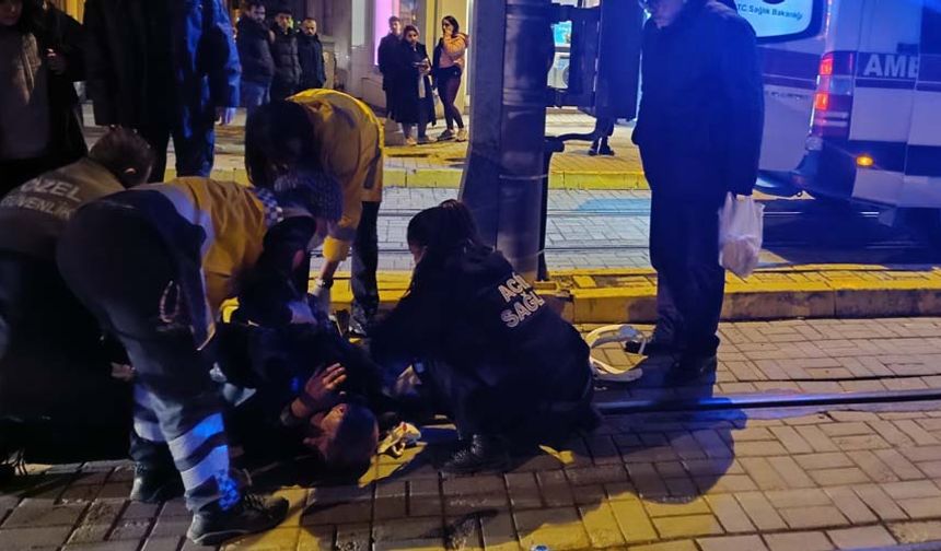 Olay yerinde bulunan tramvay durağında güvenlik görevlisi Hüseyin Aydoğdu, “Amca tramvay yolunda karşıdan karşıya geçmeye çalışırken kaldırıma ayağı takıldı ve yere düşerek kafasını kaldırıma vurdu. Başı kanadı. Biz müdahale ettik, ilk önce ne olur ne olmaz diyerek yerinden oynatmadık hastayı. Kafasına kanı durdurmak için tampon yaptık ambulansı aradık. Tramvay geliyordu, durdurduk. Sonra ambulans geldi. Gerekli işlemleri yapıp götürdüler. İyi olur inşallah.” dedi.