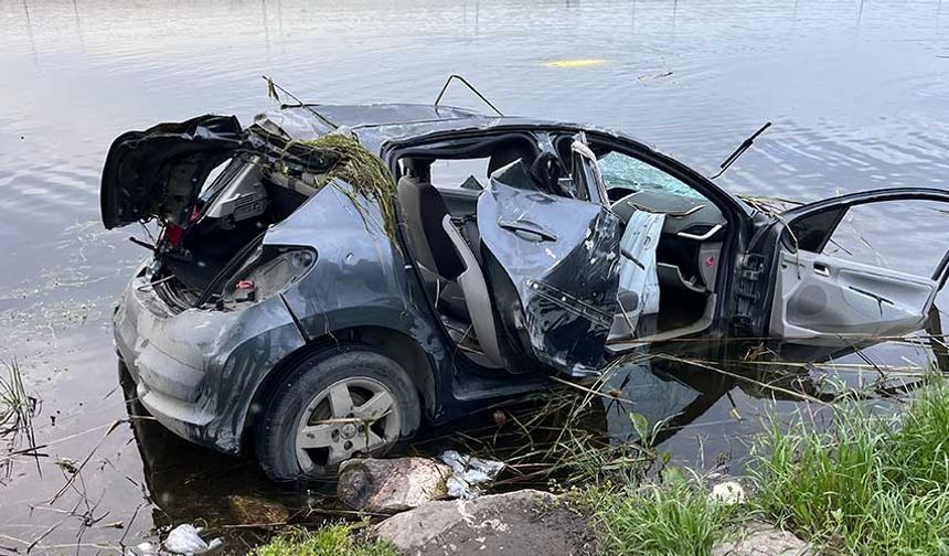 Feci kaza: Otomobil göle uçtu sürücü hayatını kaybetti!